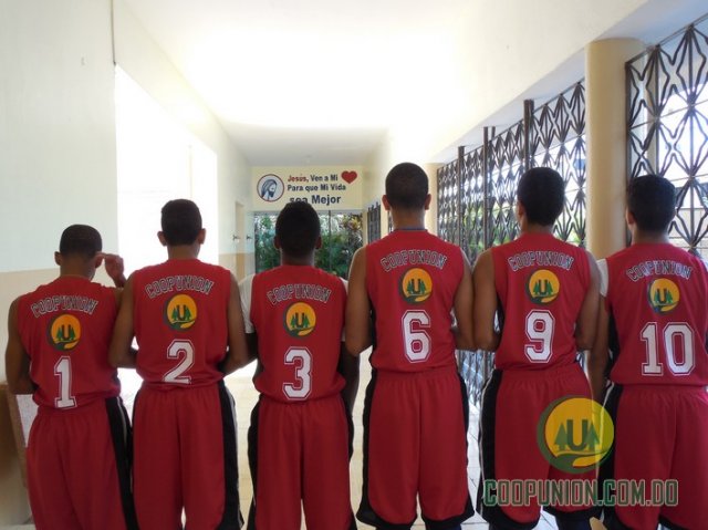  Entrega de Uniformes al Colegio Sagrado Corazón de Jesús